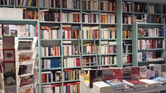 Buchladen am Kopernikusplatz Blick auf ein Regal November 2016